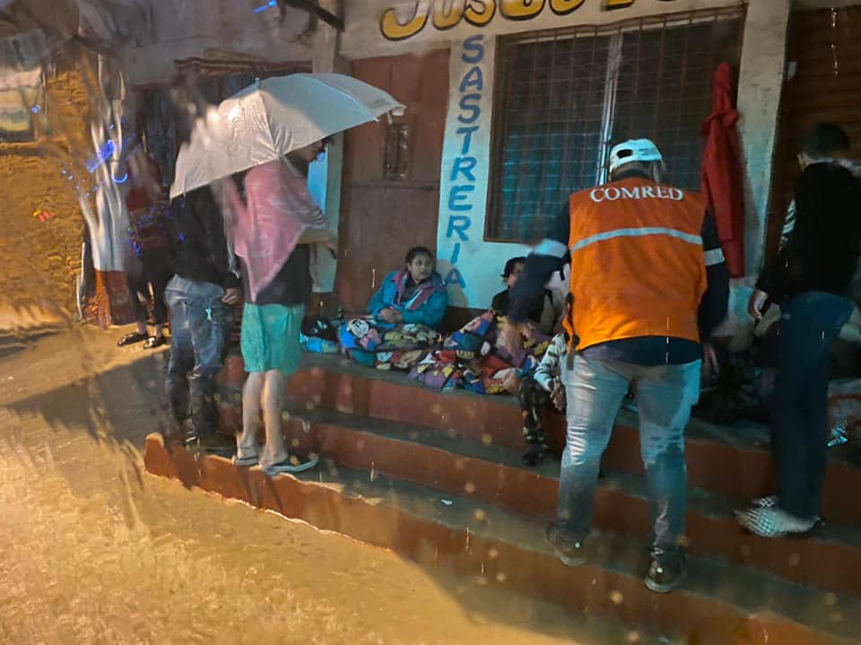 Evacuan personas ante inundacion
